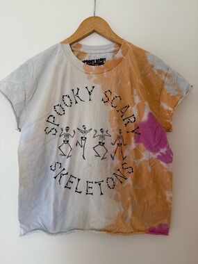 Spooky scary skeletons tee!